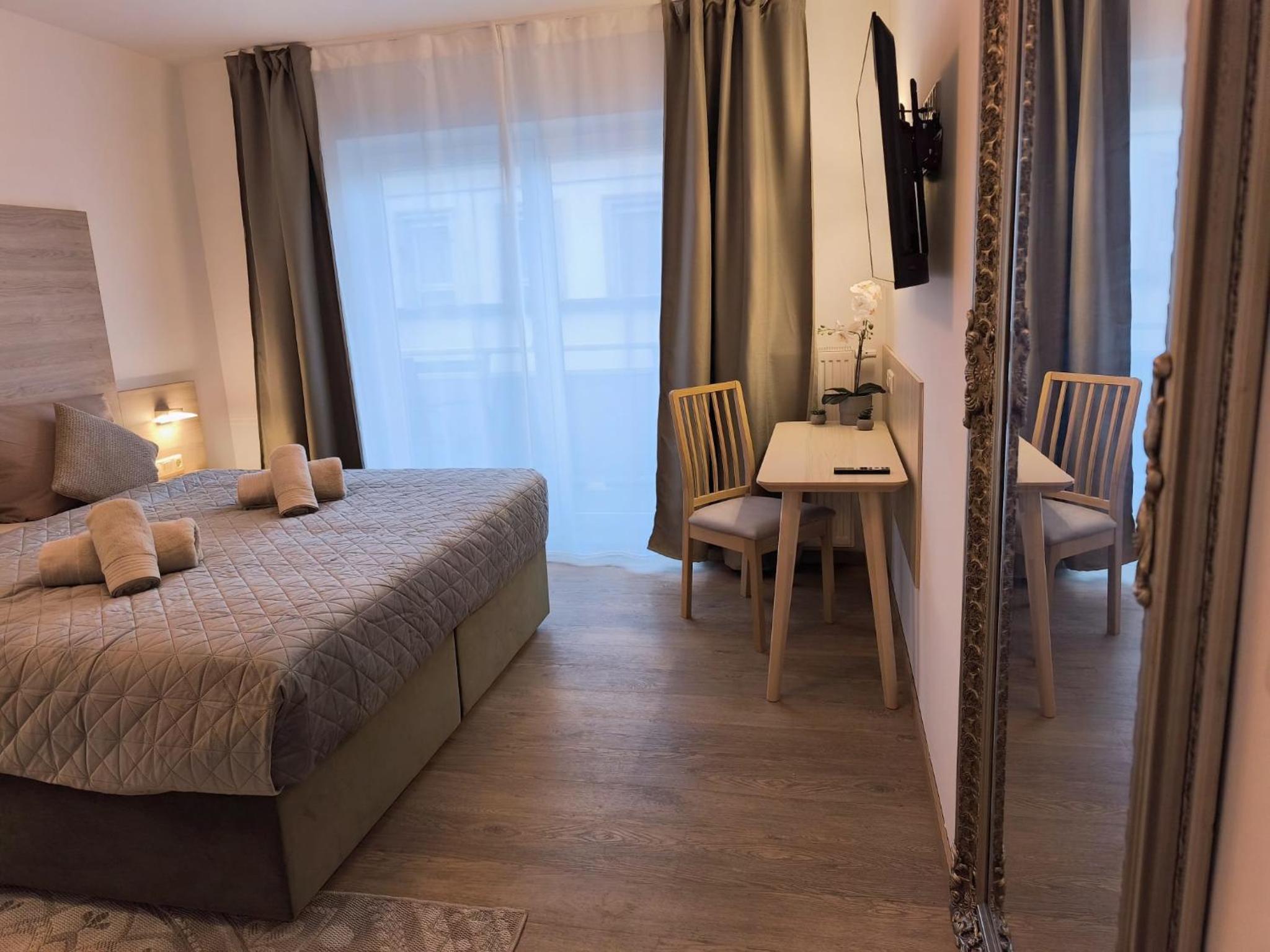 Home 1 - 70qm Luxus City Apartment mit Balkon nahe Messe im Zentrum Nürnbergs- ruhige und zentrale Lage, Parkplatz inklusive
