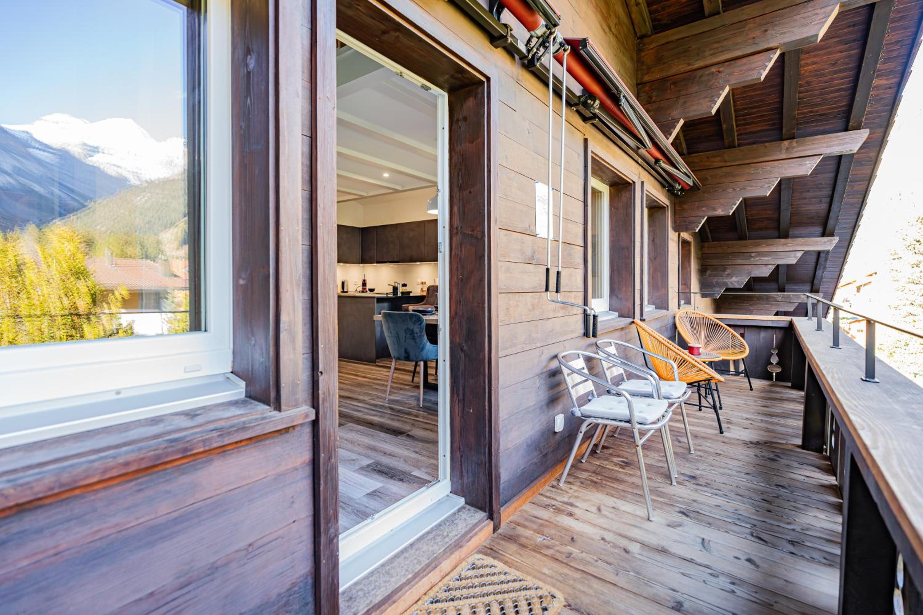 Unique Penthouse with Gallery and Mountain View