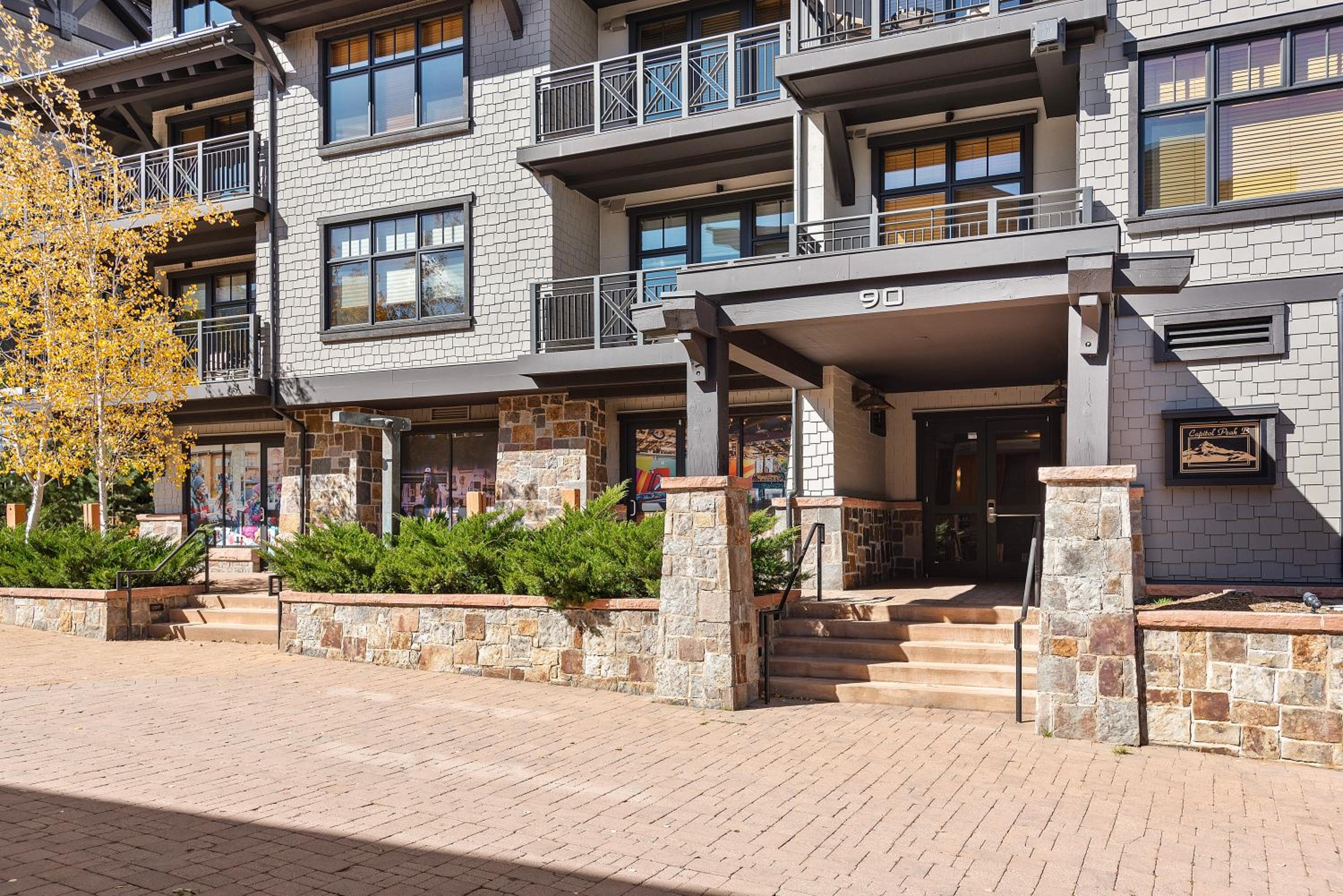 Basefront Bliss Capitol Peak Lodge #3119 view 3