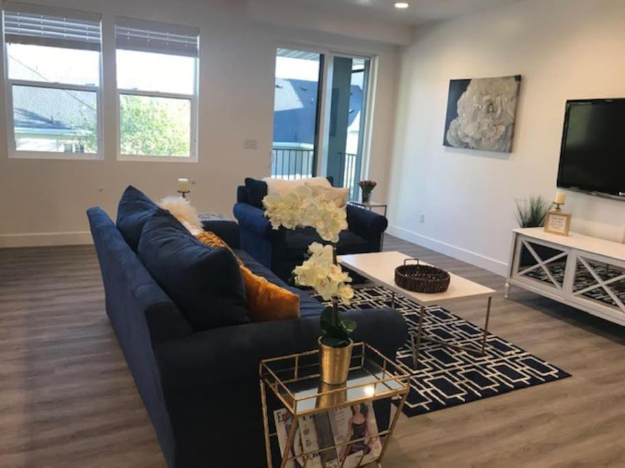 Deluxe Classy TownHouse With 2 car Garage, Work or Family! view 3