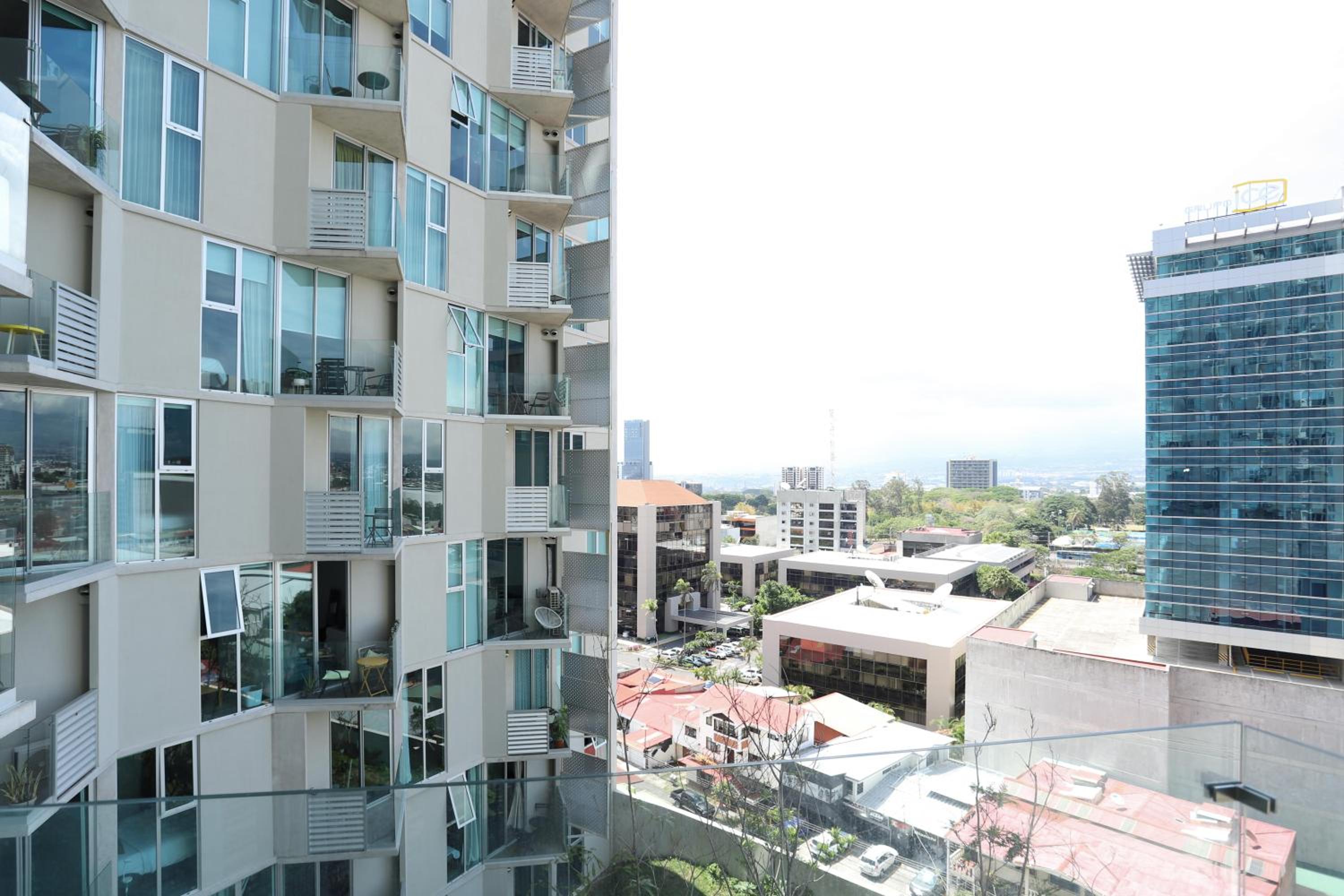 Secrt Sabana 1BR · Modern Comfort · Parking · Pool & Gym · Apt 1207