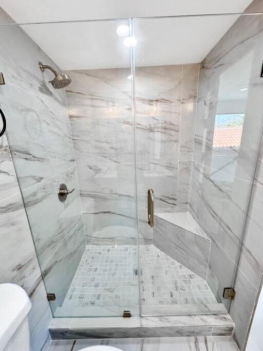 New Private Villa By Beverly Hills and The Grove Spacious 2 Story Unit in the Best Part of LA