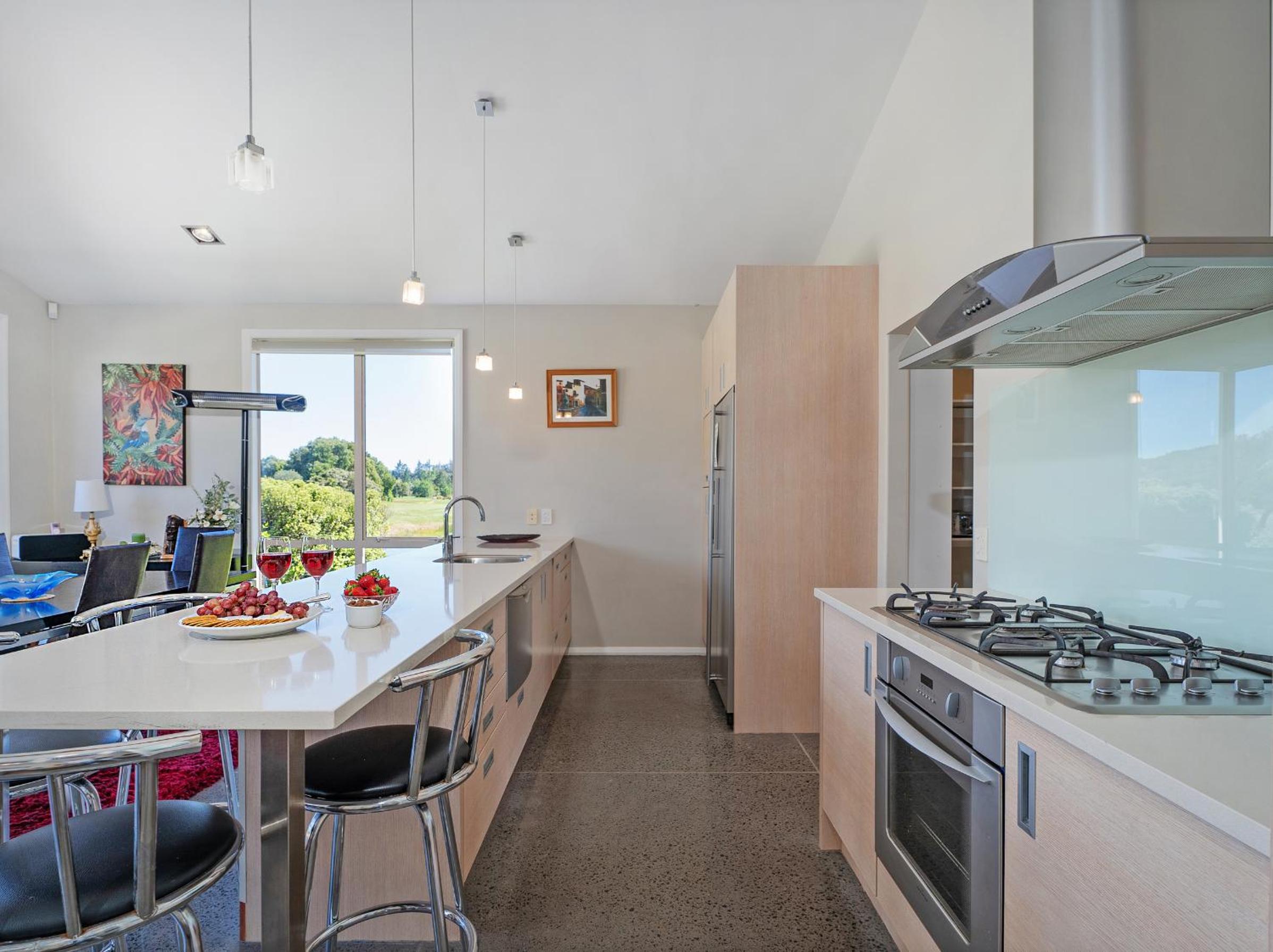 Mistry Hideout - Lakes Resort Pauanui Home view 3