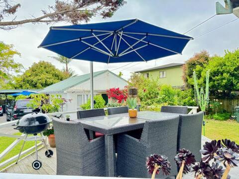 Modern, homey house near CBD view 5