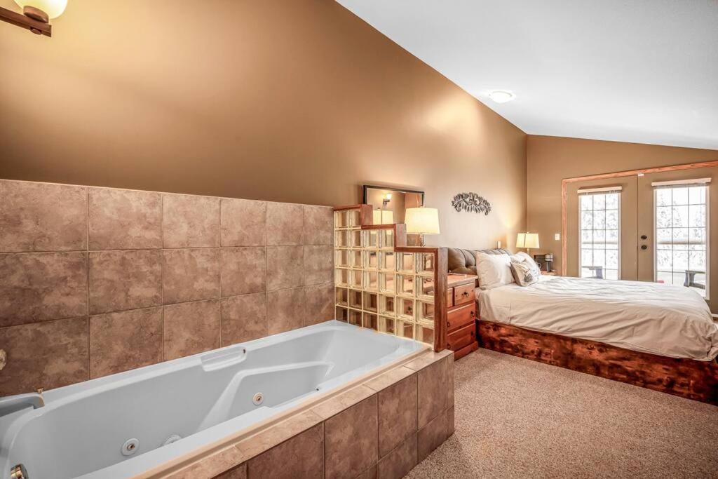 Fresh Tracks Retreat - Ski In Out Mtn View & Private Hot Tub