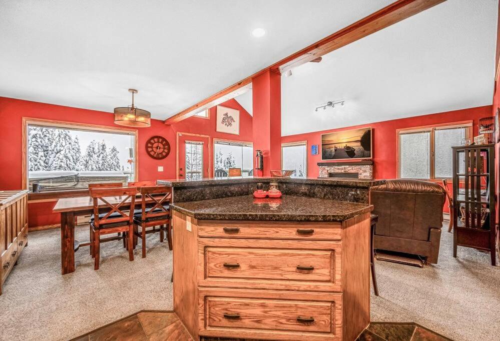 Fresh Tracks Retreat - Ski In Out Mtn View & Private Hot Tub