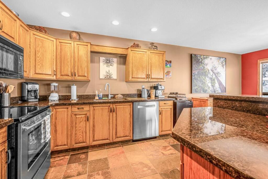 Fresh Tracks Retreat - Ski In Out Mtn View & Private Hot Tub