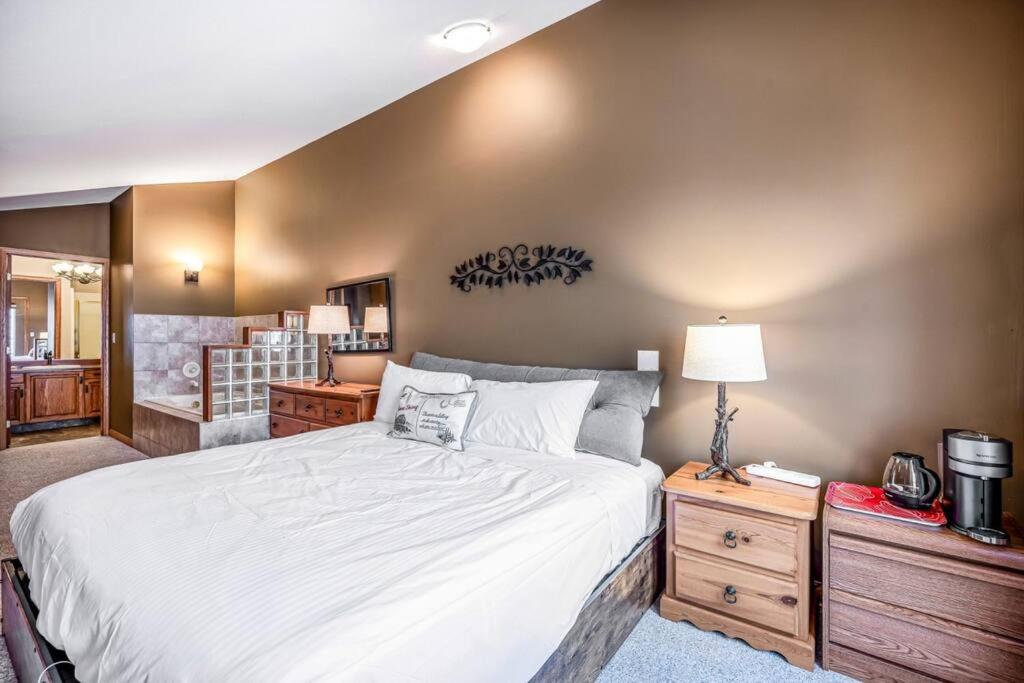 Fresh Tracks Retreat - Ski In Out Mtn View & Private Hot Tub
