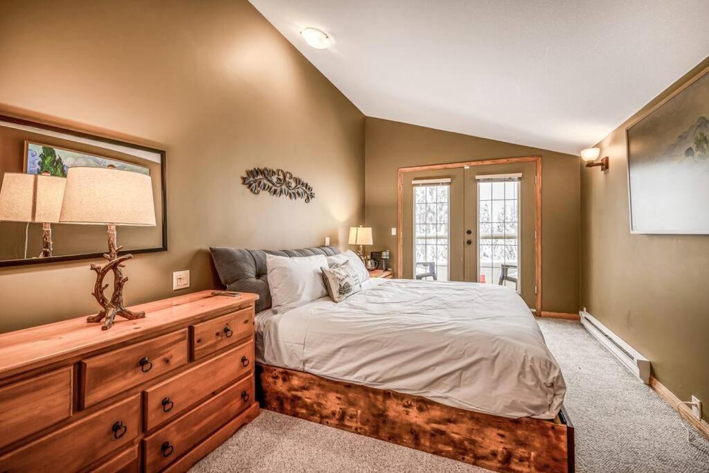 Fresh Tracks Retreat - Ski In Out Mtn View & Private Hot Tub