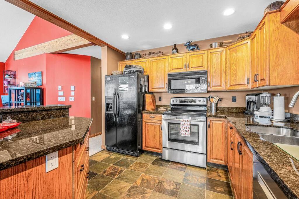 Fresh Tracks Retreat - Ski In Out Mtn View & Private Hot Tub