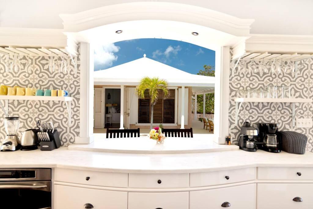 Beautiful Oceanfront Villa, Pool !!!