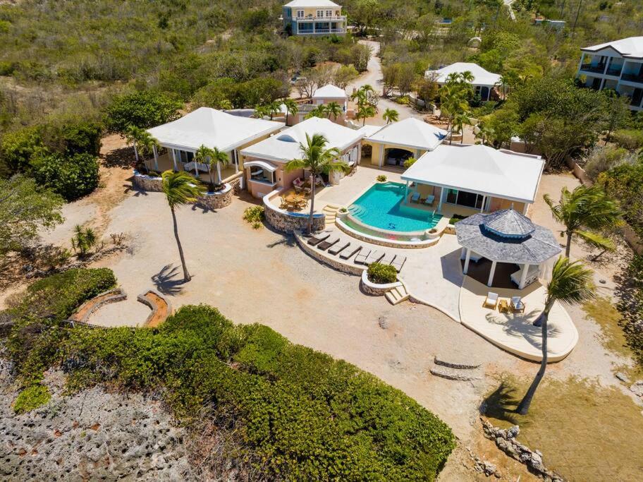 Beautiful Oceanfront Villa, Pool !!!
