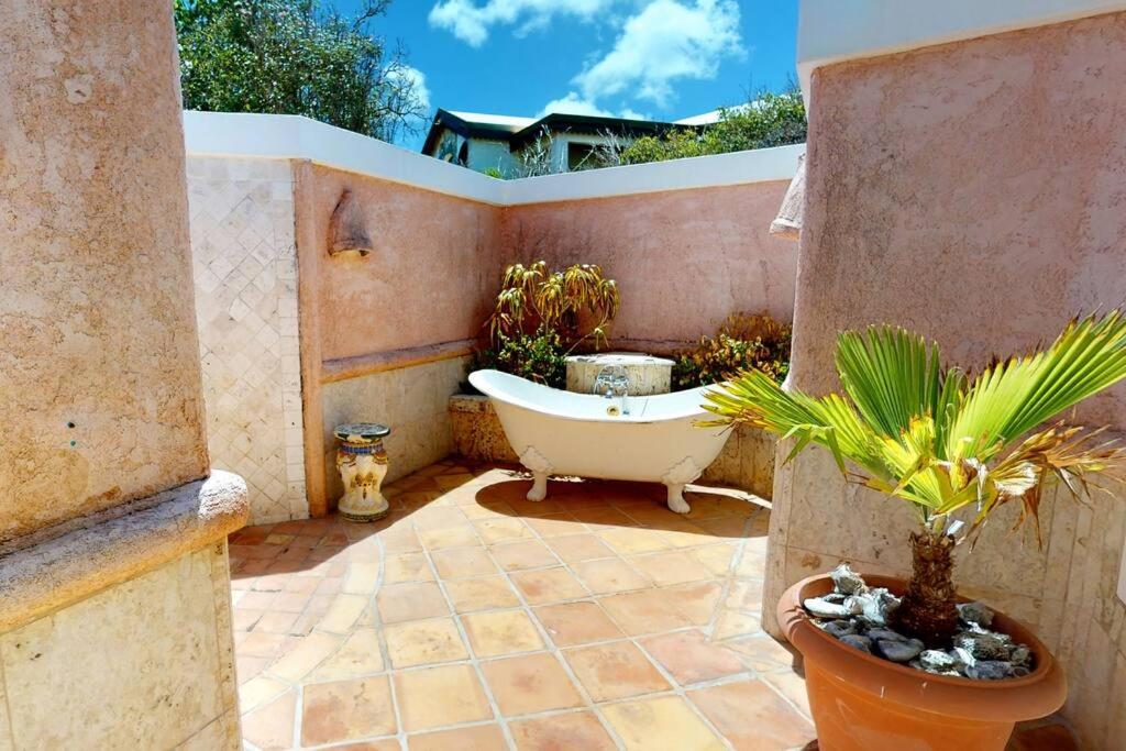 Beautiful Oceanfront Villa, Pool !!!