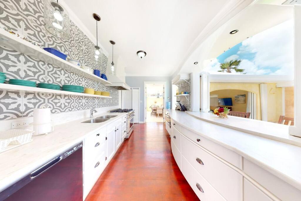 Beautiful Oceanfront Villa, Pool !!!
