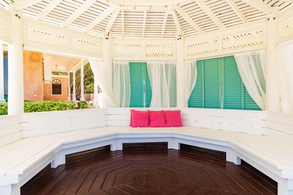 Beautiful Oceanfront Villa, Pool !!!