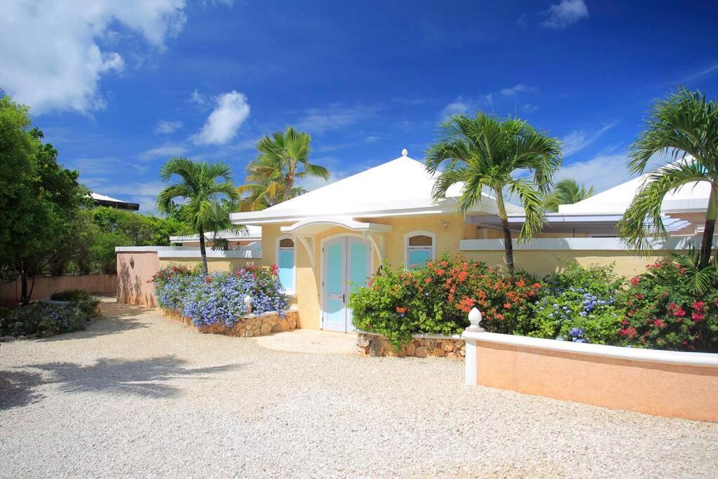 Beautiful Oceanfront Villa, Pool !!!