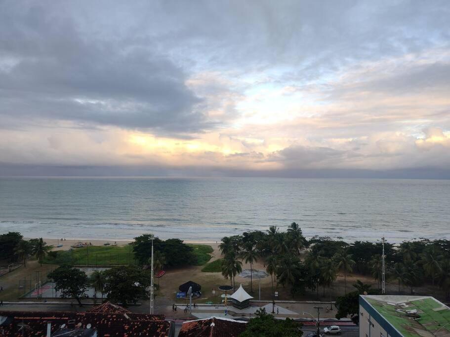 Apartamento a 150 metros da Praia, e Piscina na Cobertura do Prédio