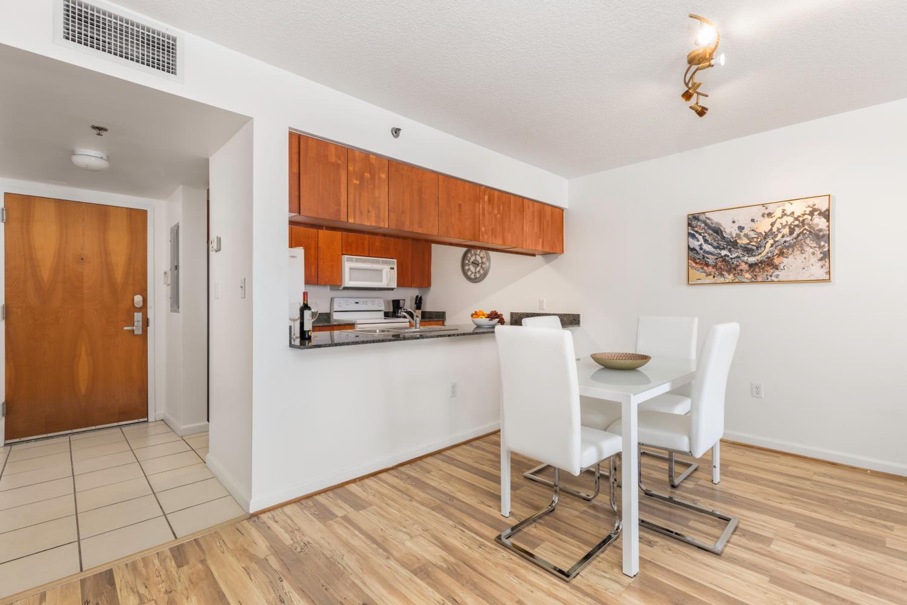 1Bd Apt with Free Parking and Amazing View