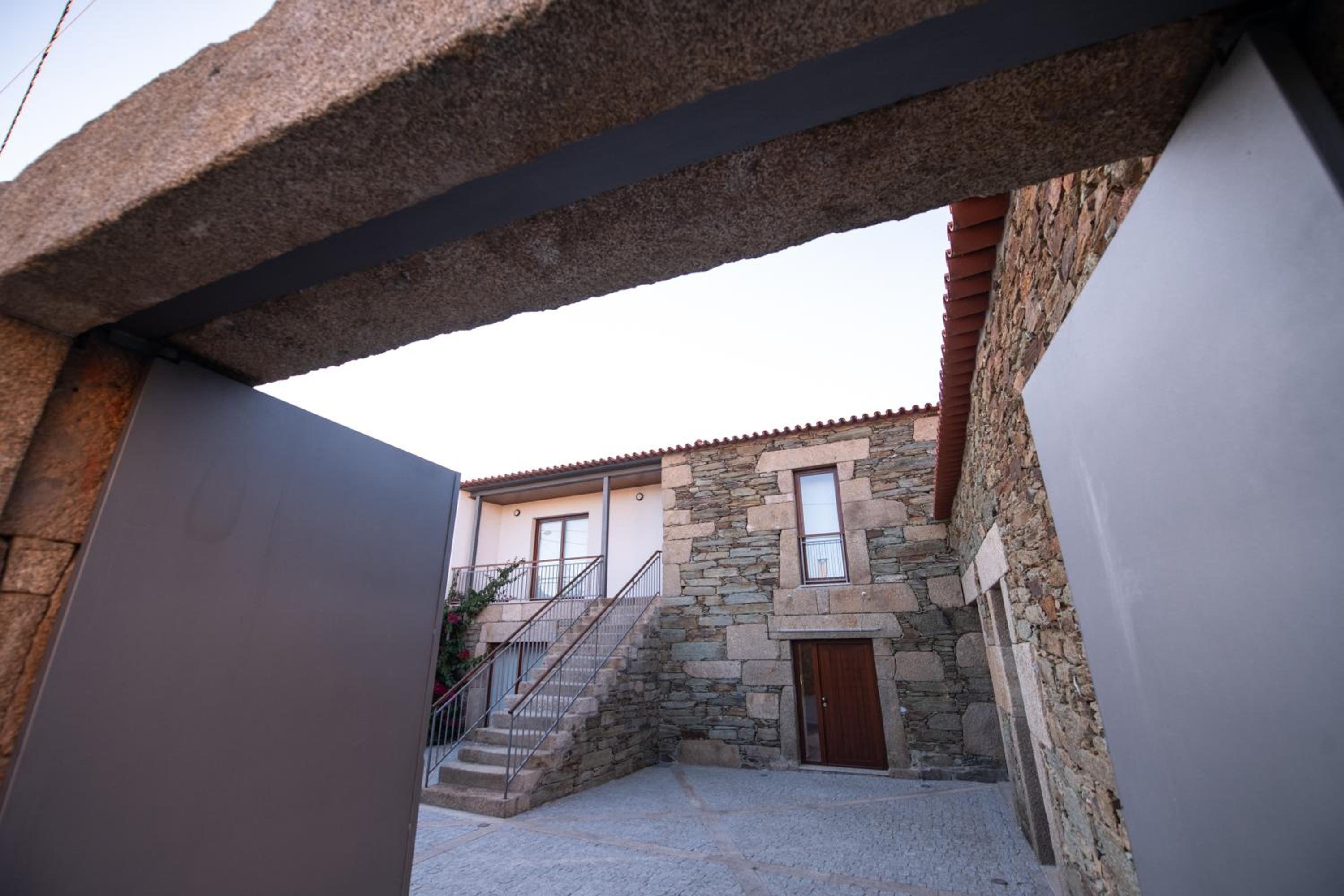Casa de Trás-o-Muro view 2