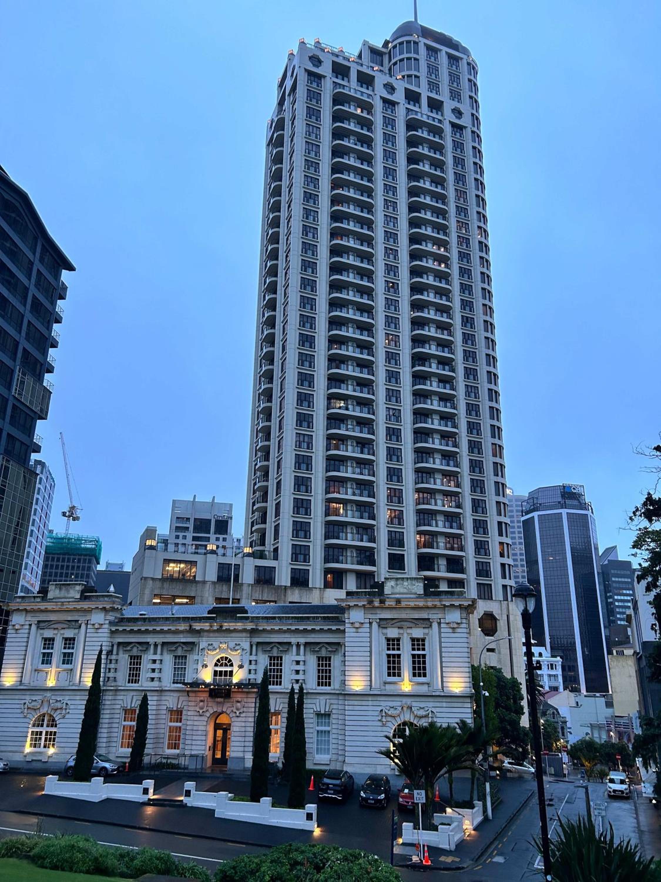 Heart of Auckland 1BR Gem with Pool and Gym Access view 3