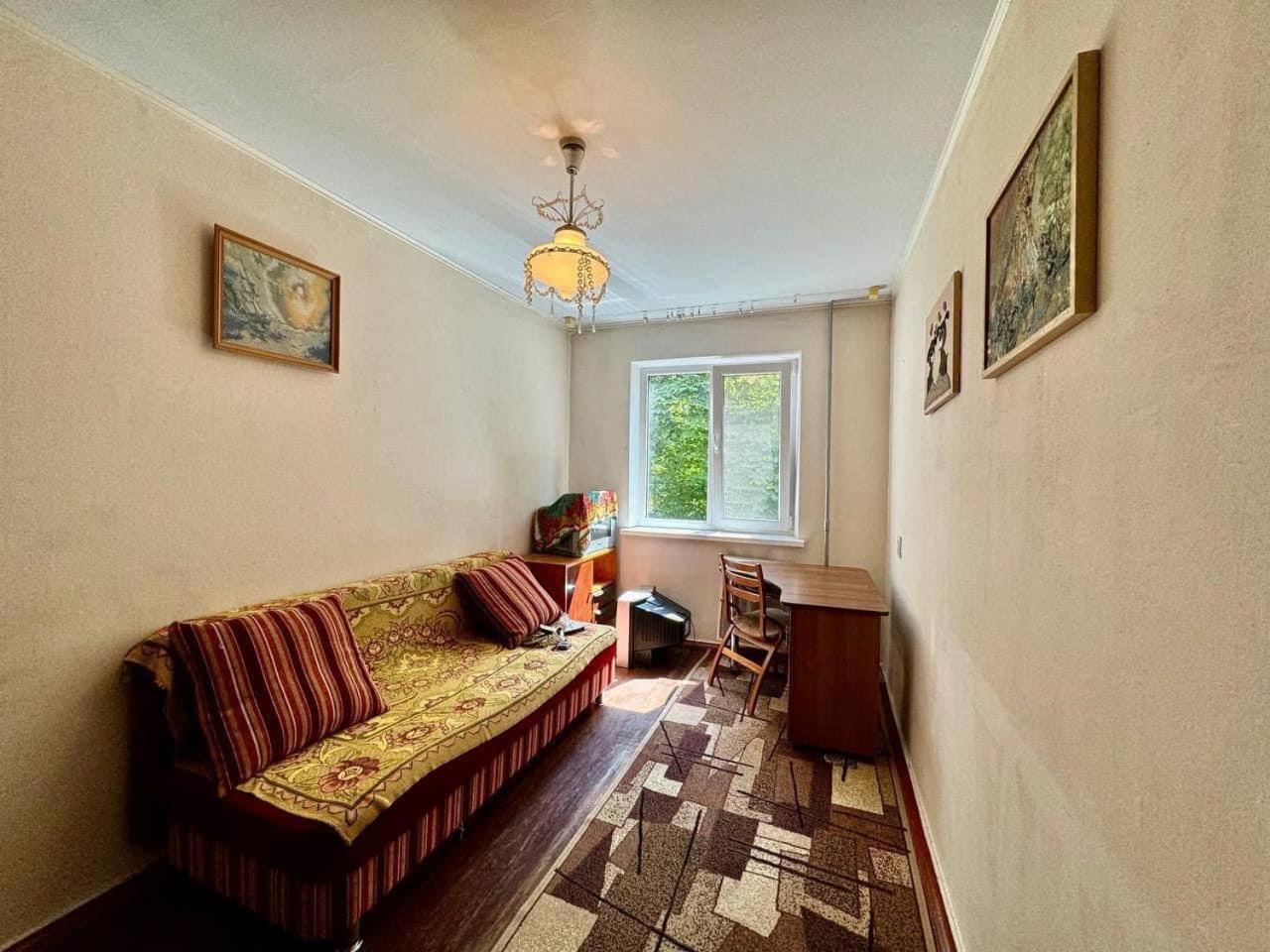 Cozy,bright,central with an in-house restaurant view 2