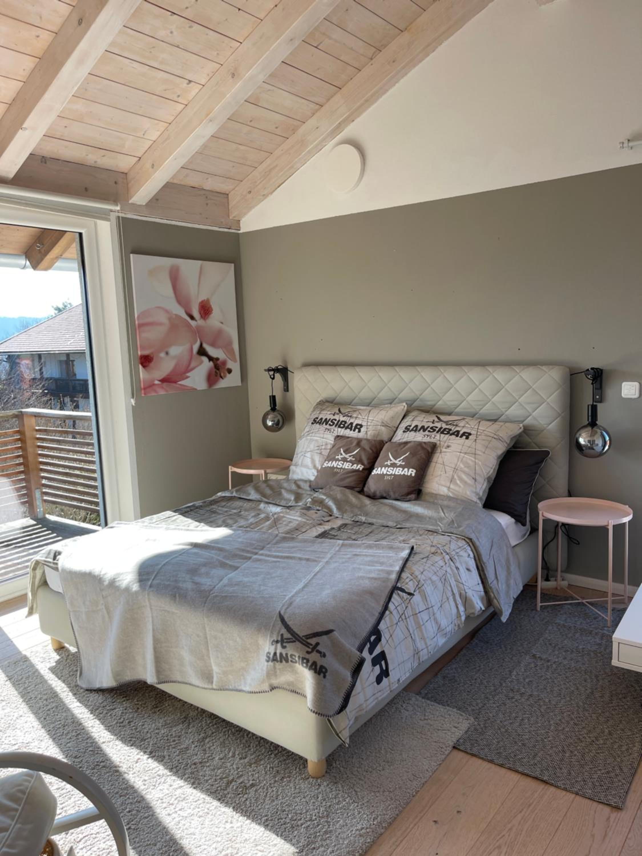 2 moderne Schlafzimmer mit großem Bad 62qm - Architektenhaus, ruhig, 2 min A8
