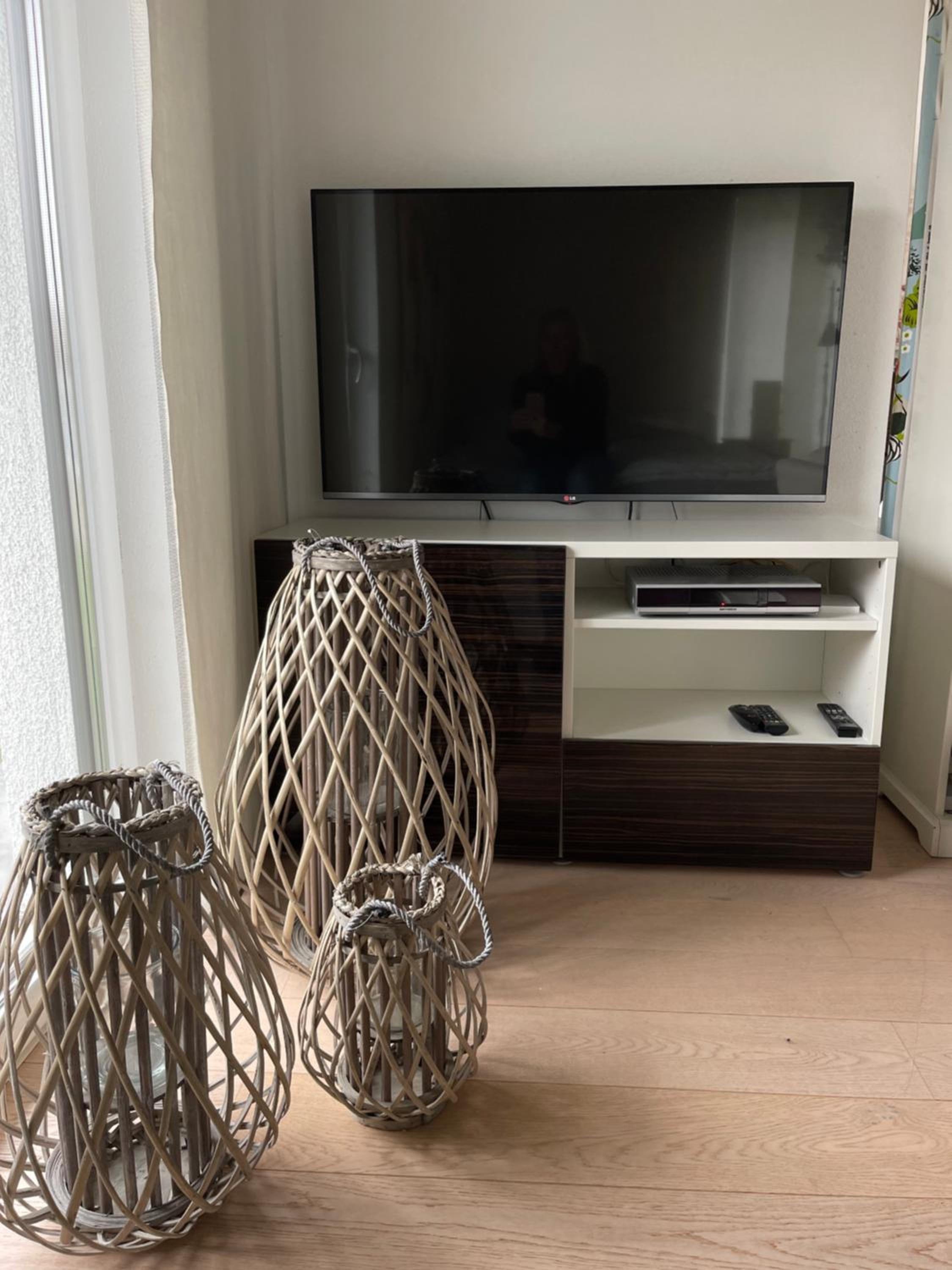 2 moderne Schlafzimmer mit großem Bad 62qm - Architektenhaus, ruhig, 2 min A8