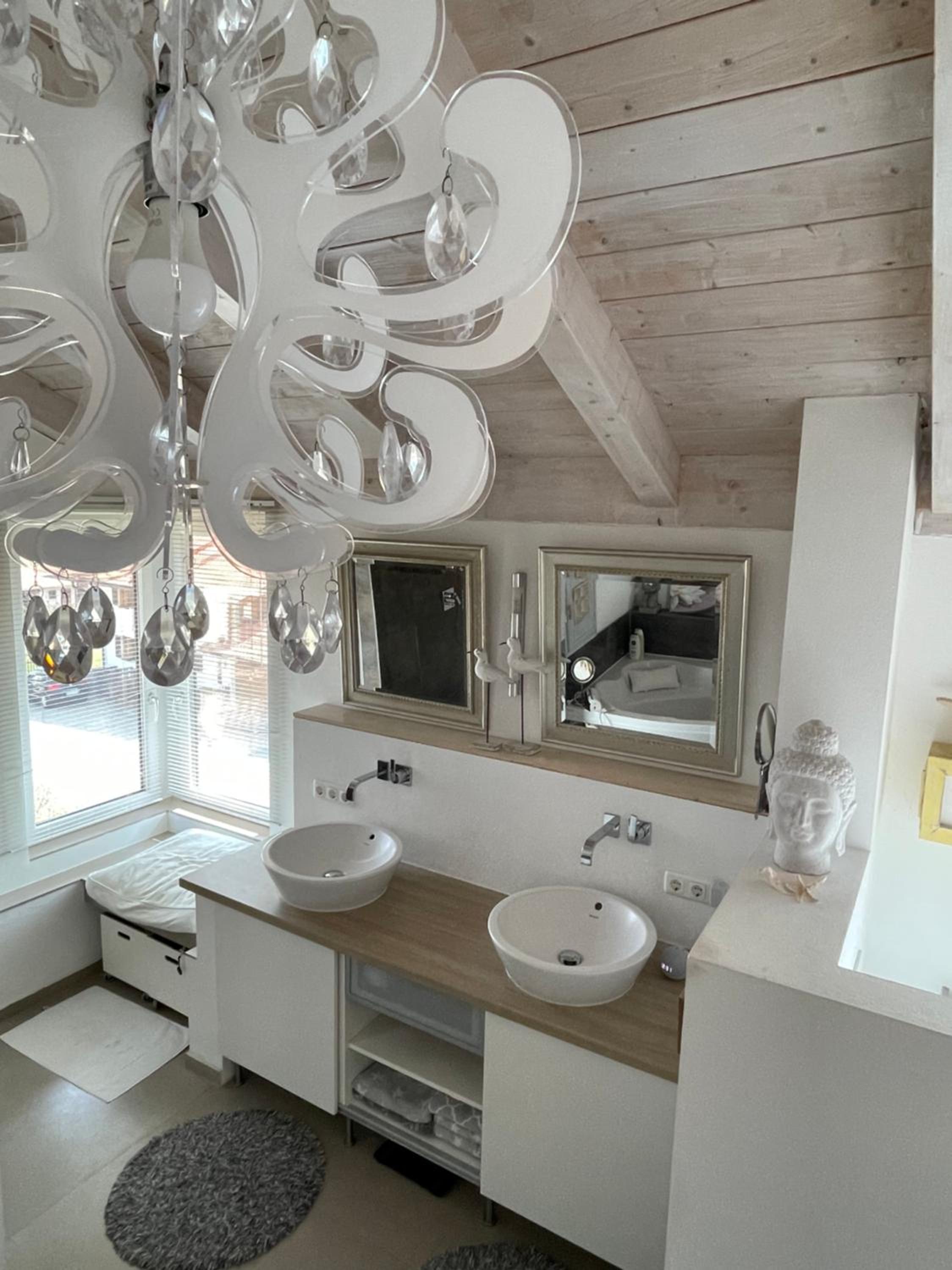 2 moderne Schlafzimmer mit großem Bad 62qm - Architektenhaus, ruhig, 2 min A8