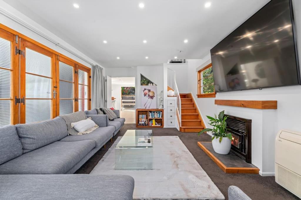 10min WalkToTown Cozy House with Spa,Patio,Parking view 3