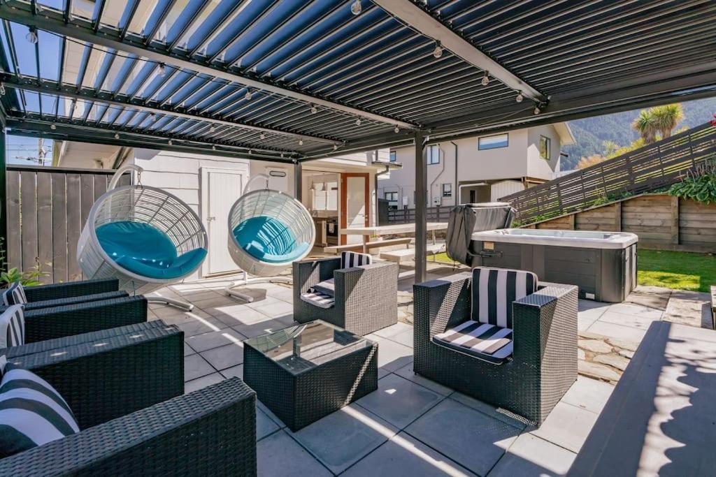 10min WalkToTown Cozy House with Spa,Patio,Parking view 5