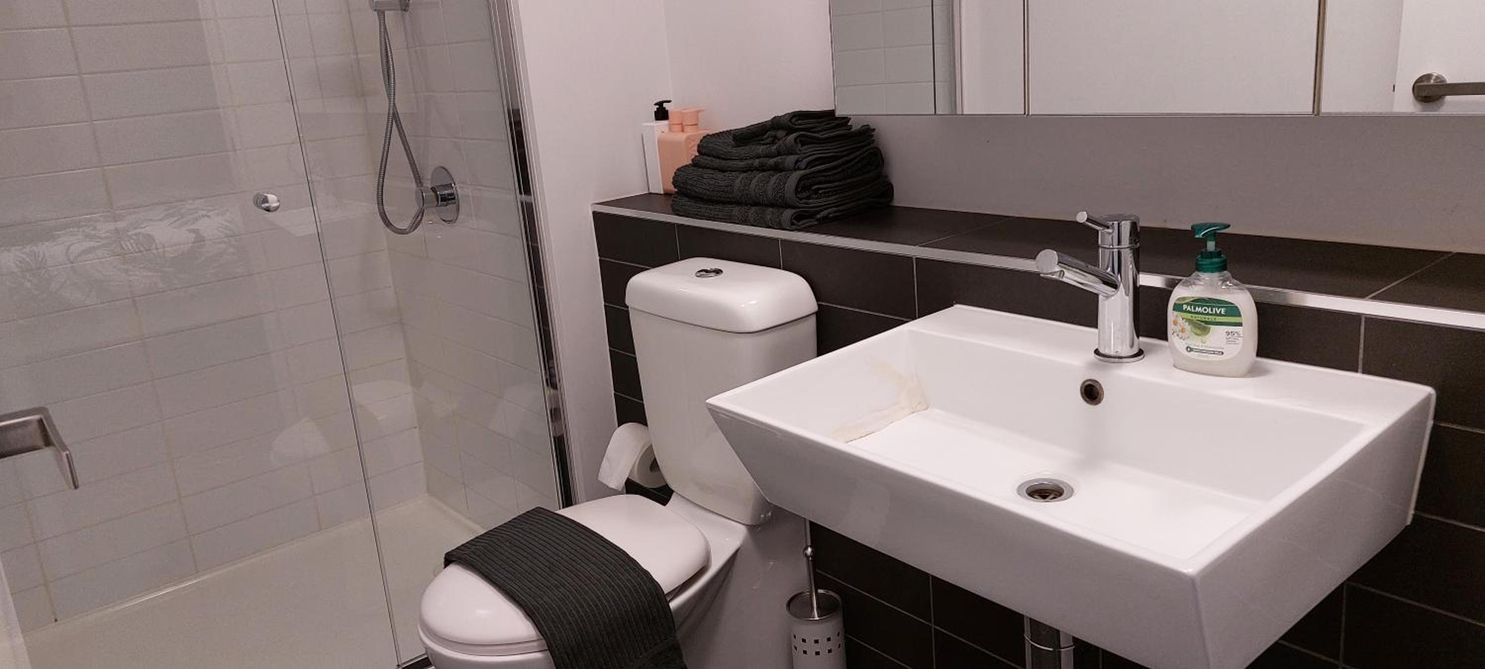 CBD Modern 2B2B Apt, Indoor Pool Sauna, Nice view