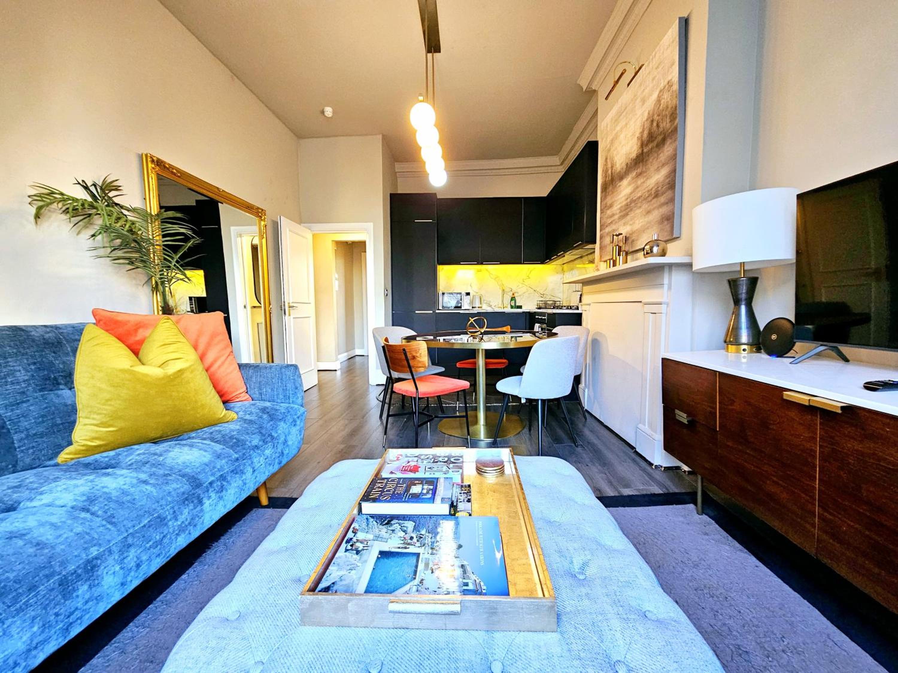 Stylish & Cosy Hyde Park Home by Tube Metro Stations with Elevator - Lift