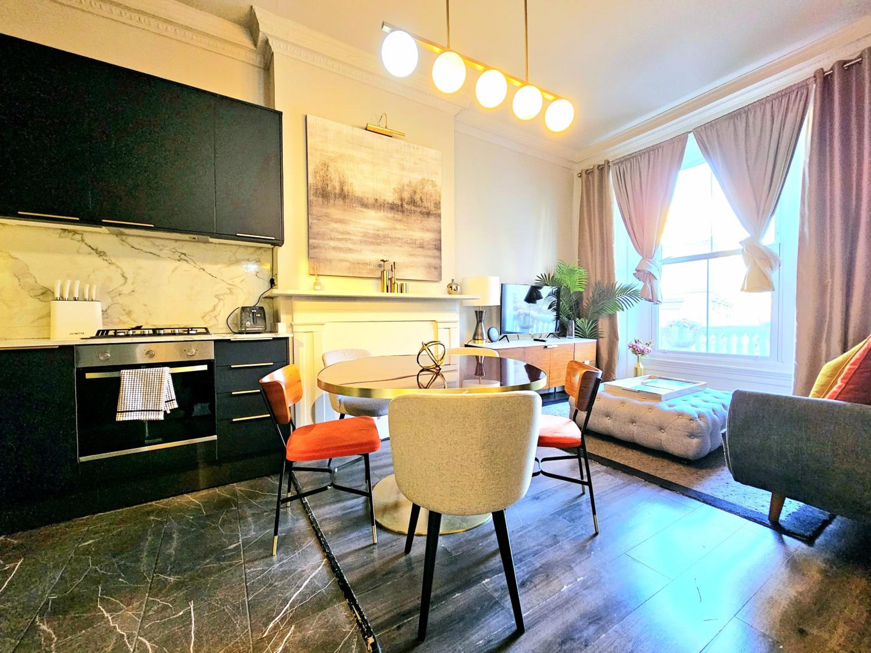 Stylish & Cosy Hyde Park Home by Tube Metro Stations with Elevator - Lift