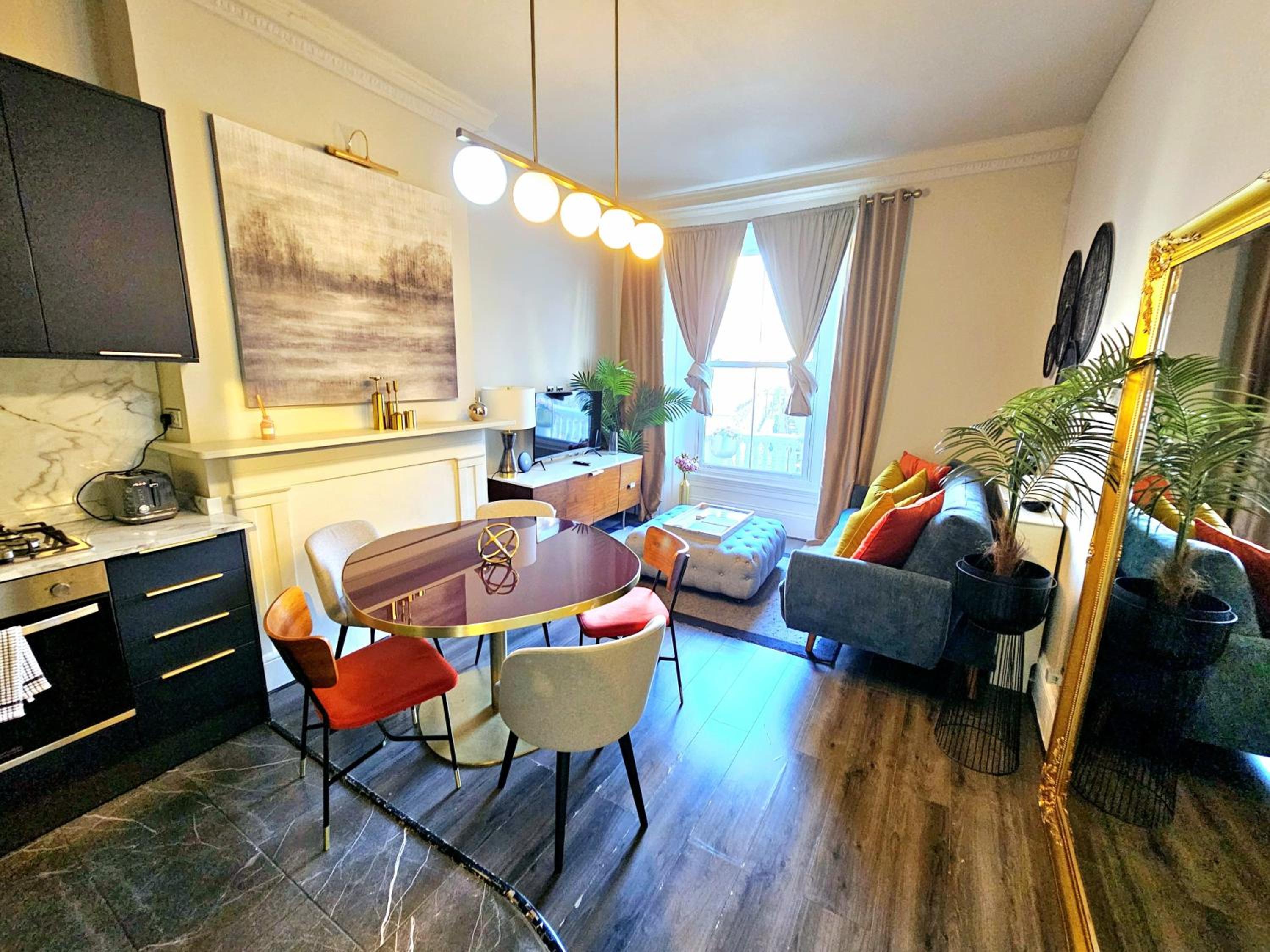 Stylish & Cosy Hyde Park Home by Tube Metro Stations with Elevator - Lift