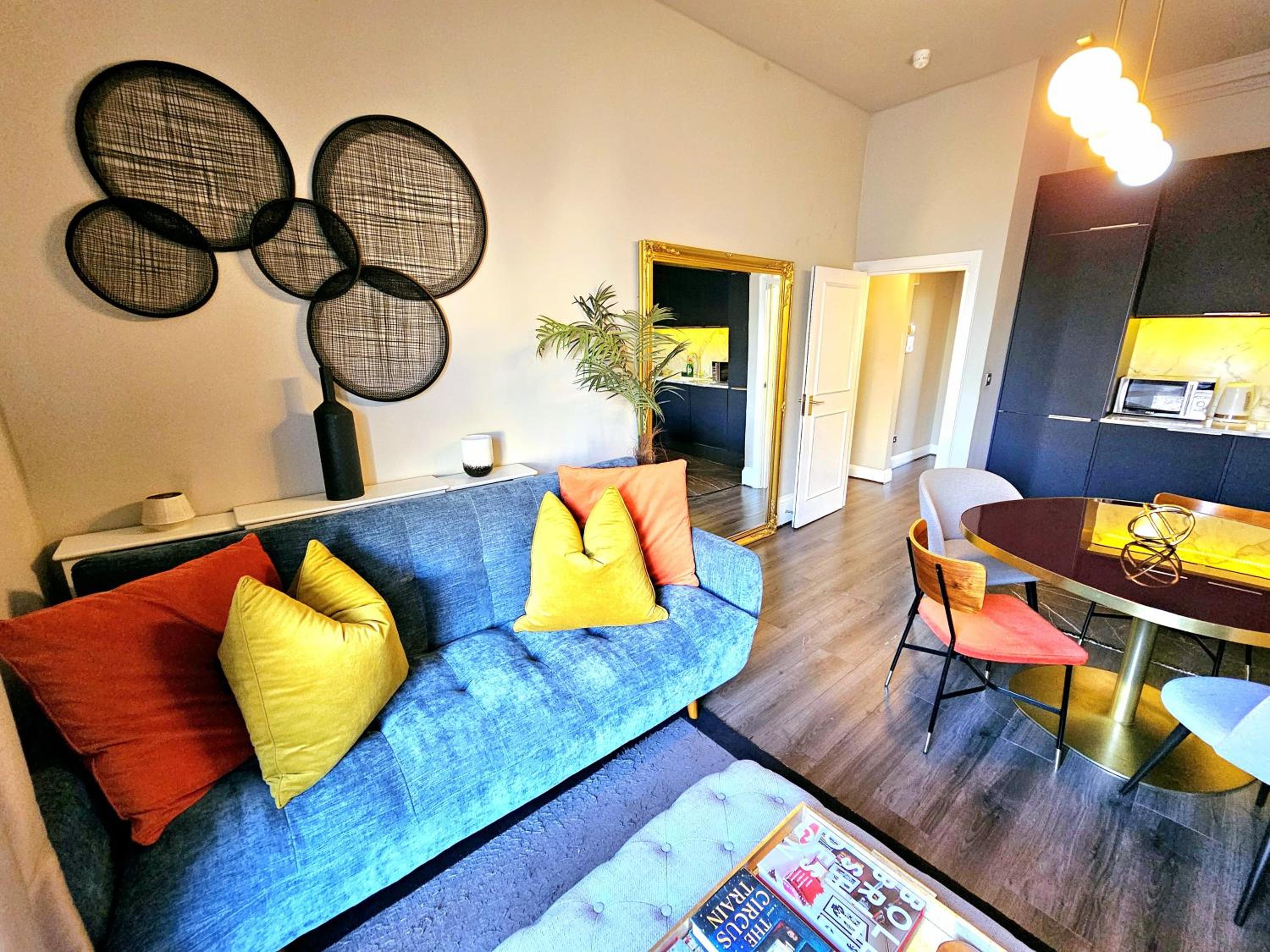Stylish & Cosy Hyde Park Home by Tube Metro Stations with Elevator - Lift