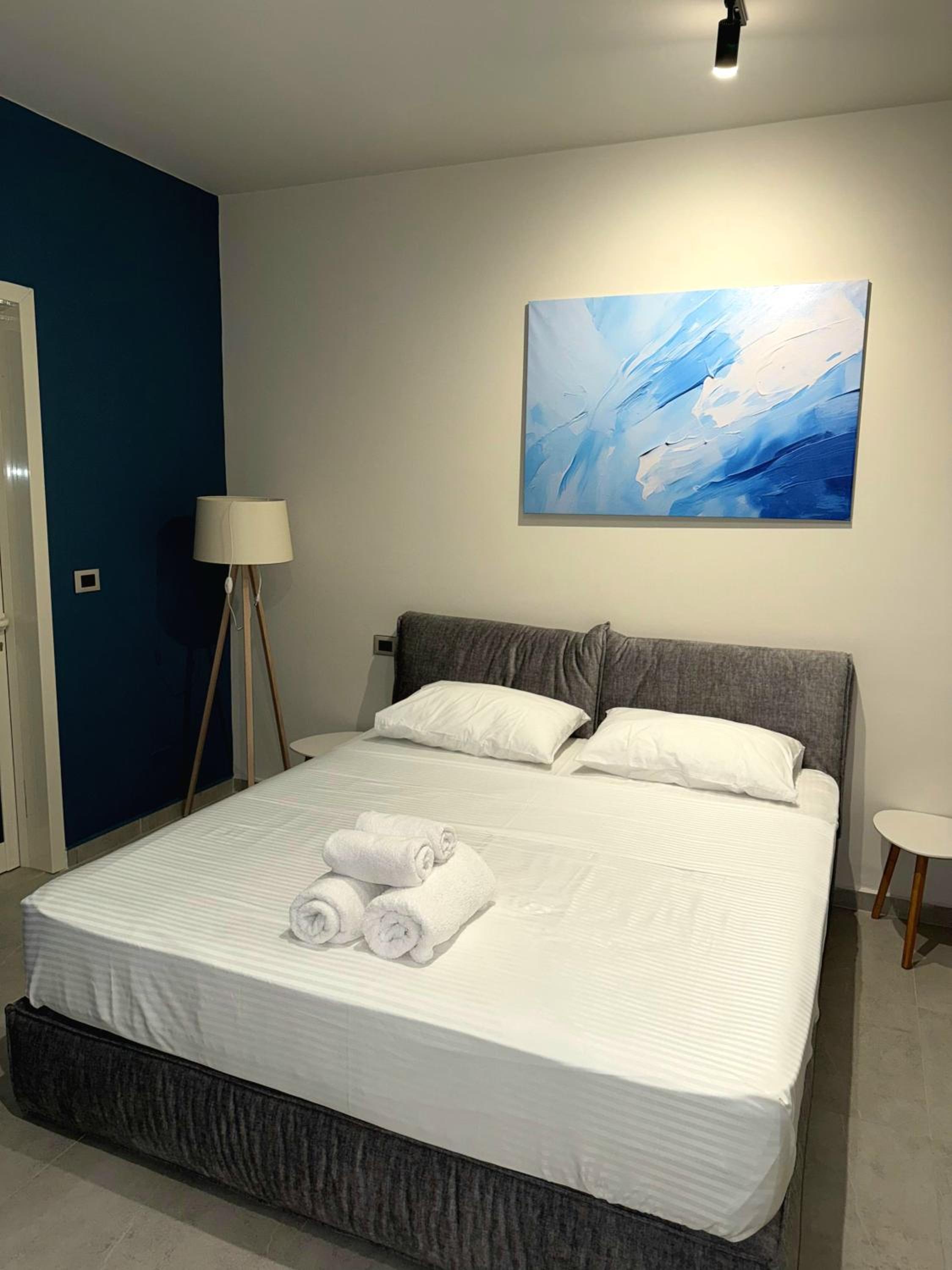 STAY-FIVE Modern Central Studios Self Check-in & Fast Wi-Fi