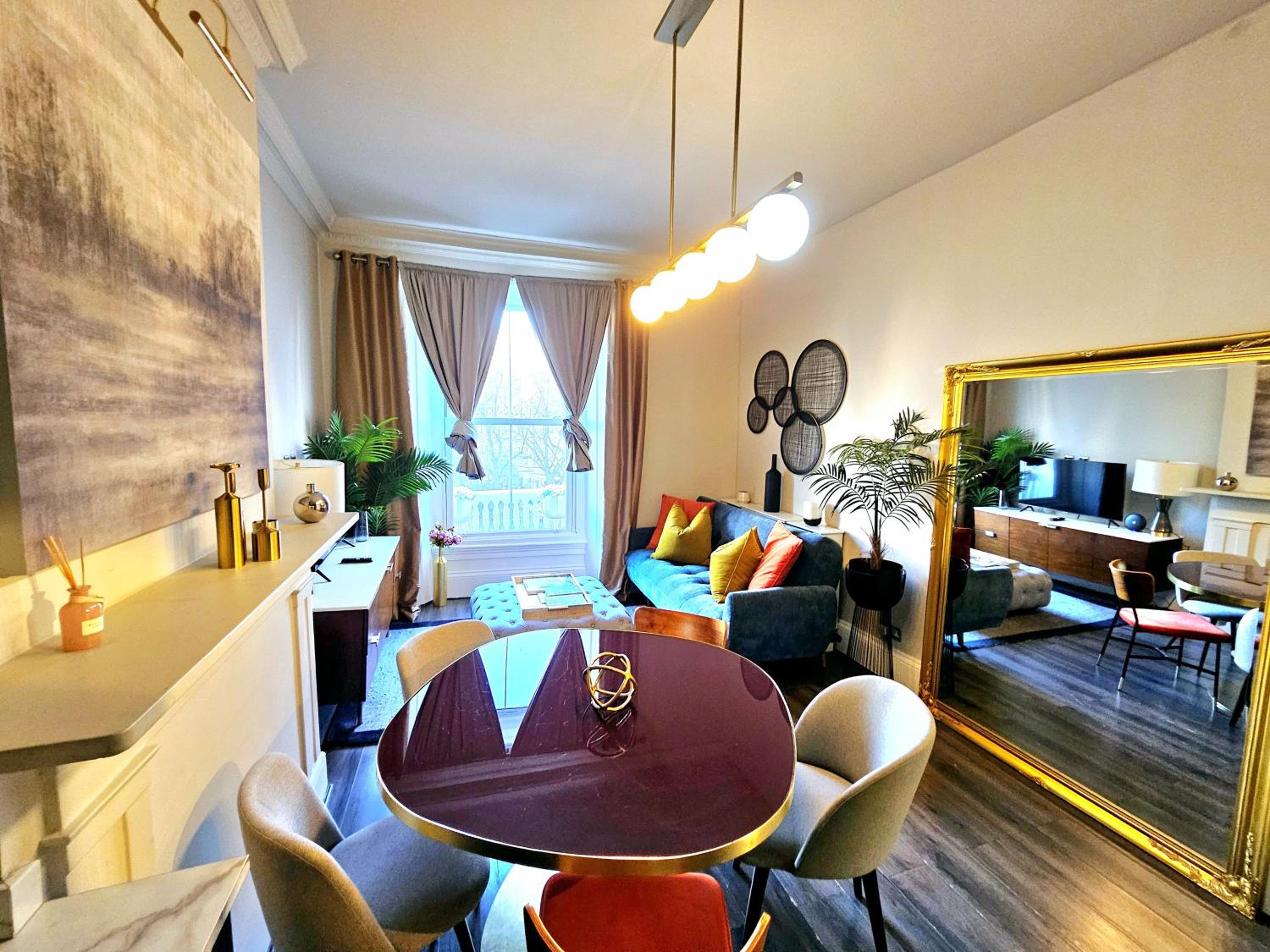 Stylish & Cosy Hyde Park Home by Tube Metro Stations with Elevator - Lift