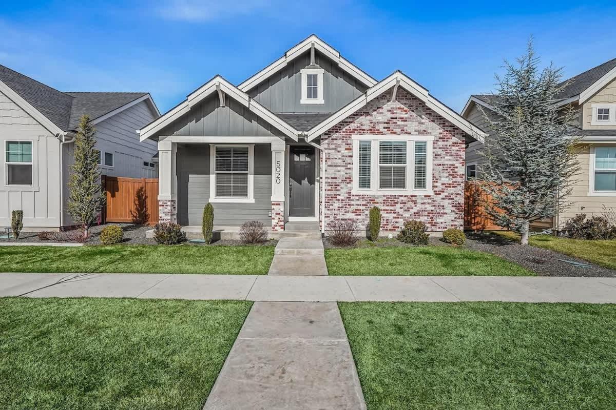 Beautiful Brick Bungalow Private 4 Bedroom Home view 4