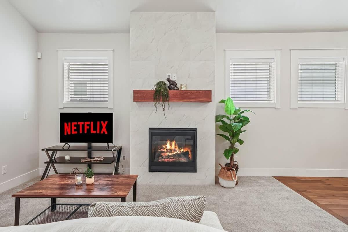 Beautiful Brick Bungalow Private 4 Bedroom Home view 5
