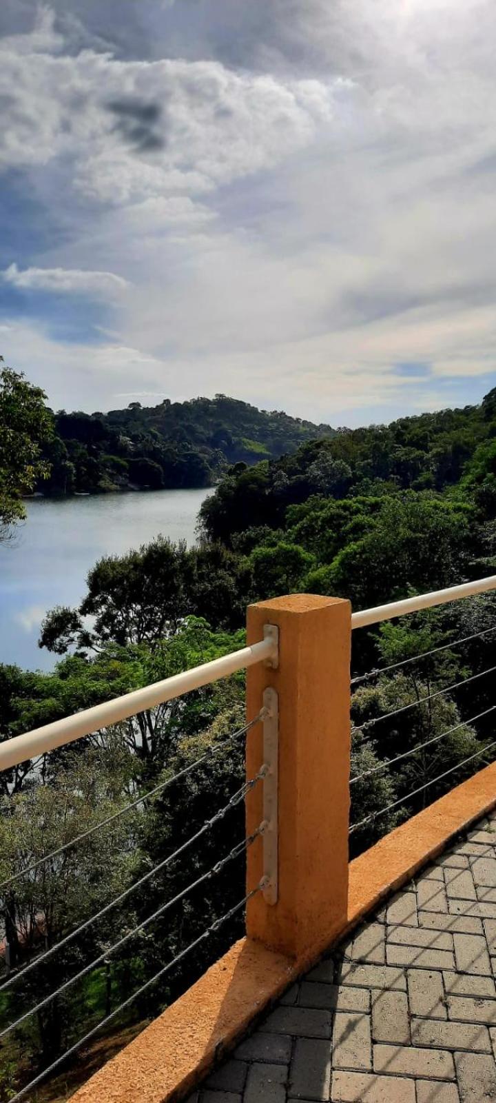 Linda Chácara - pé na água na represa de Igaratá