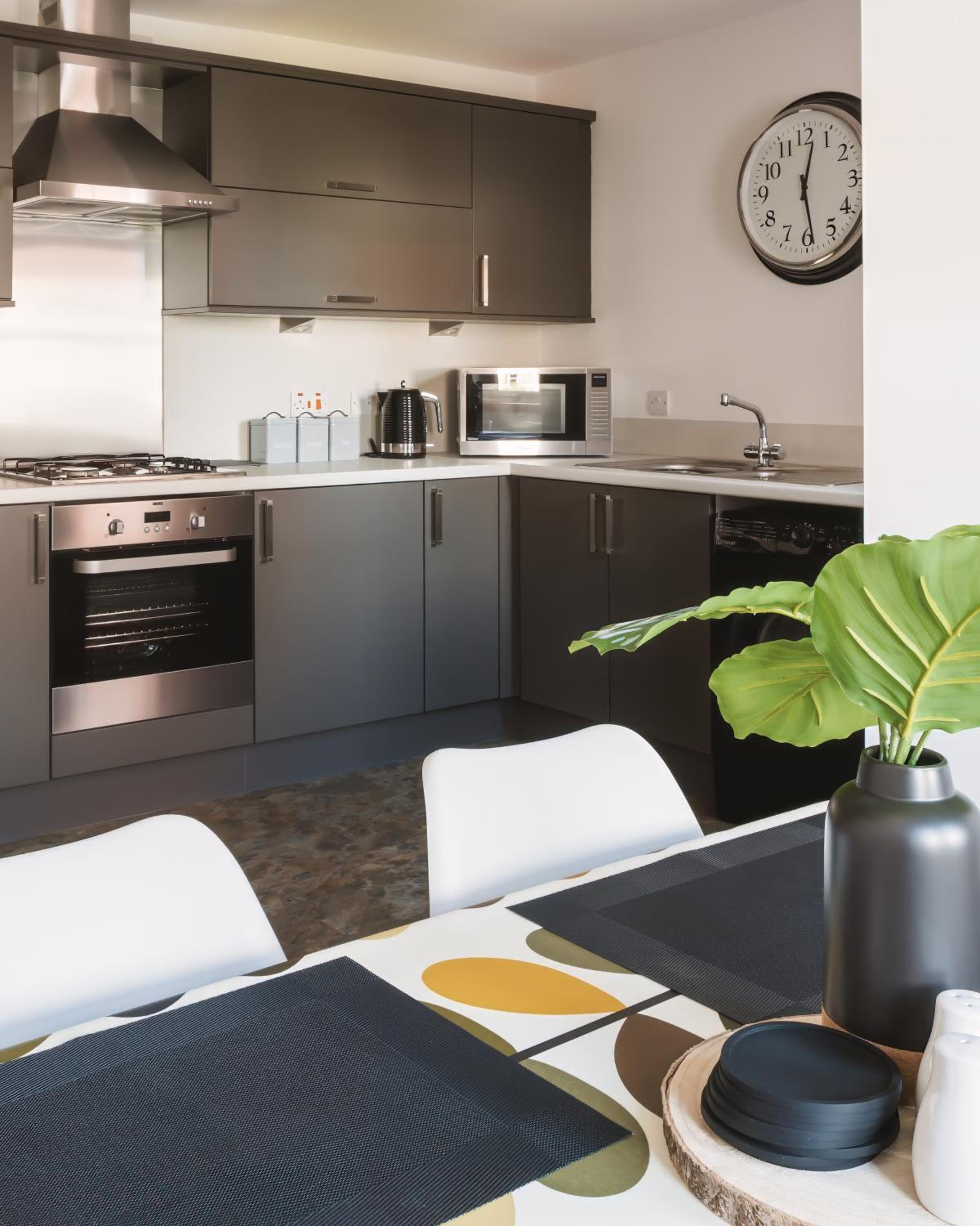 Apartment - 2 Bedrooms - Pet Friendly - Parking