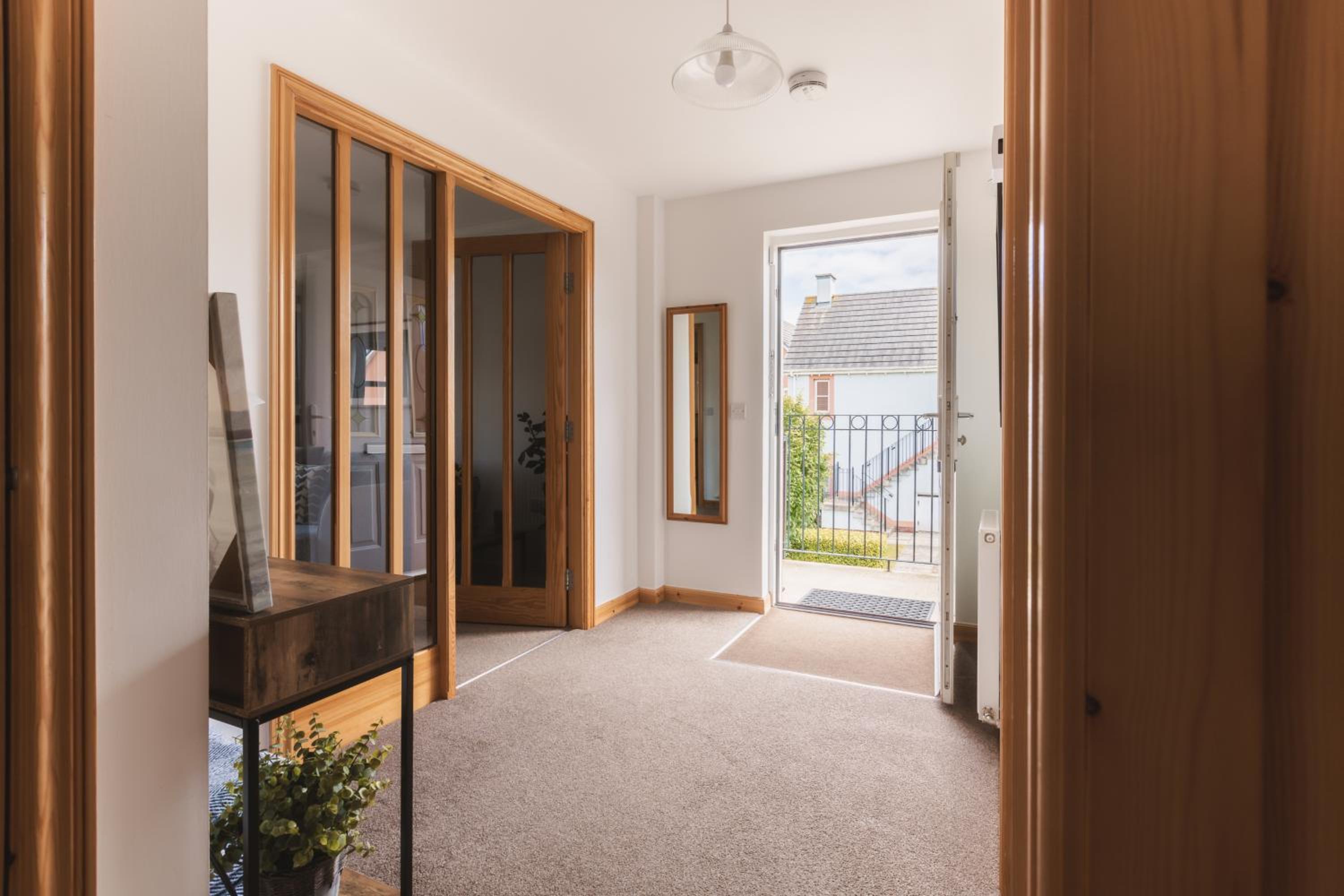 Apartment - 2 Bedrooms - Pet Friendly - Parking