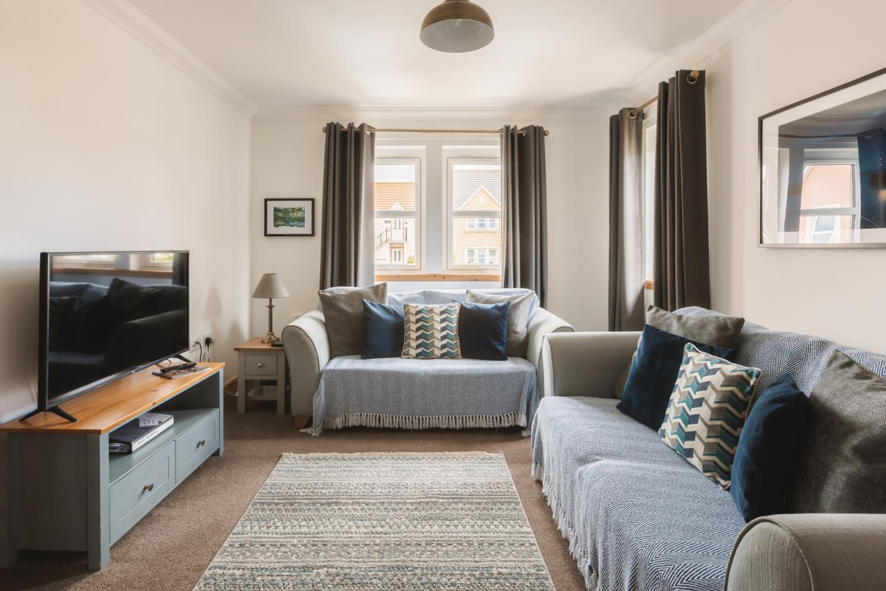 Apartment - 2 Bedrooms - Pet Friendly - Parking