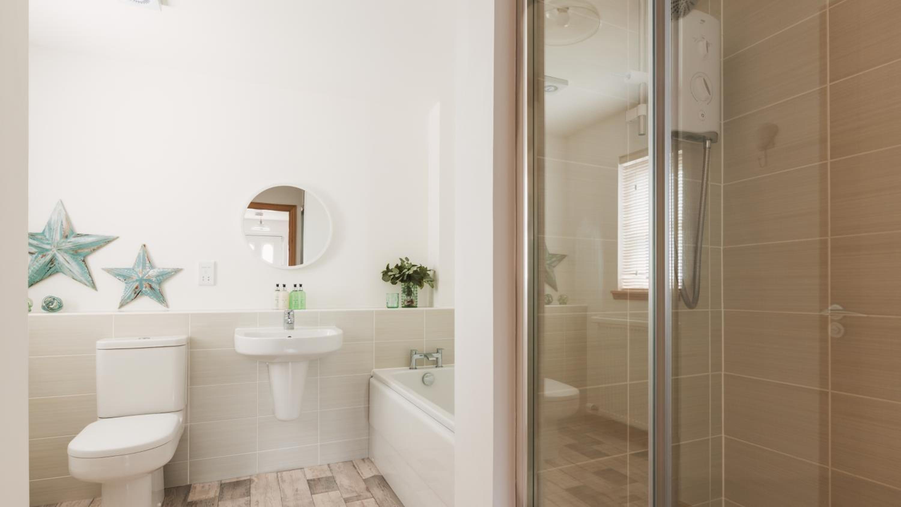 Apartment - 2 Bedrooms - Pet Friendly - Parking