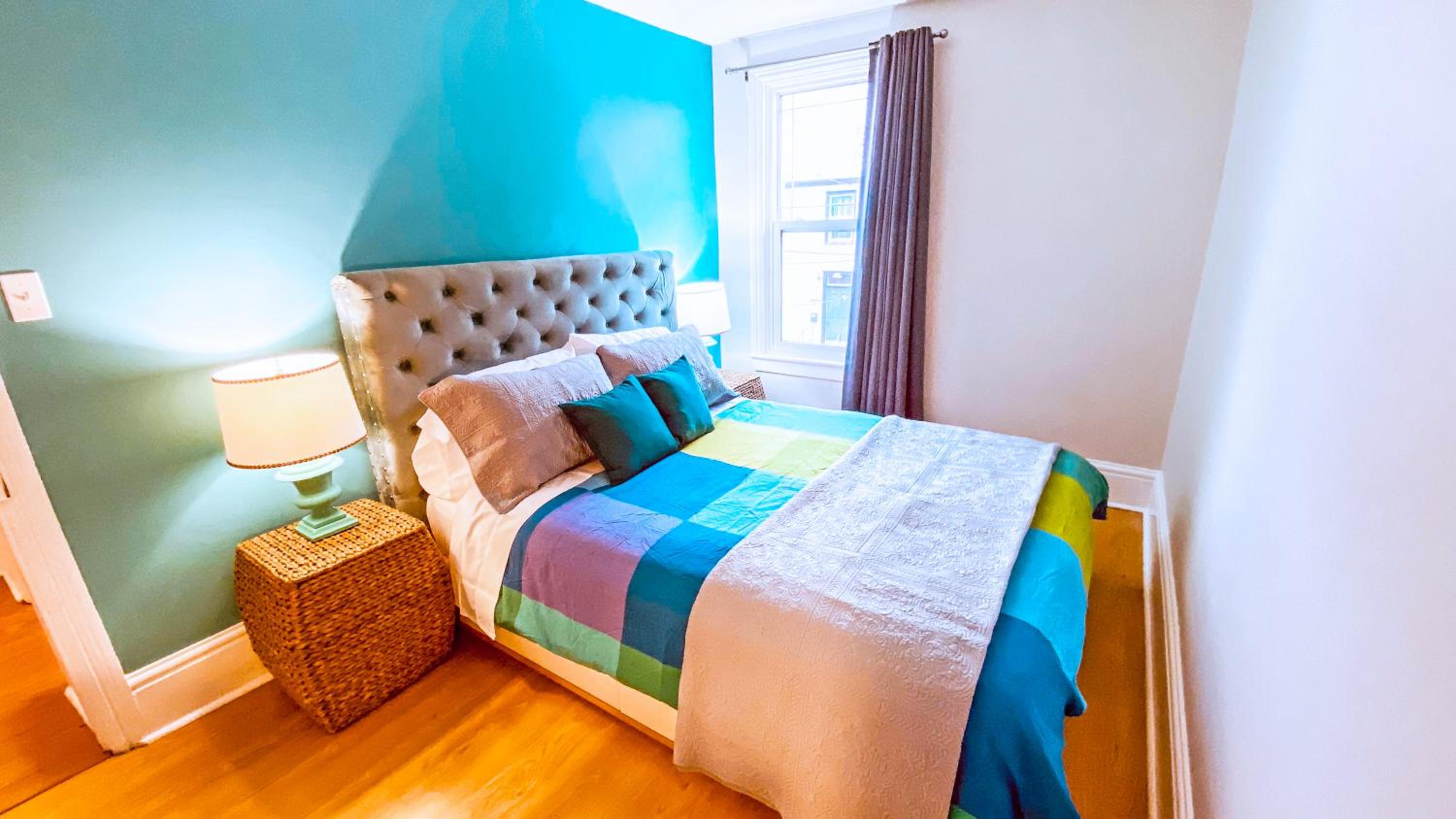 KingstonStays Happy House, Free Parking, Downtown