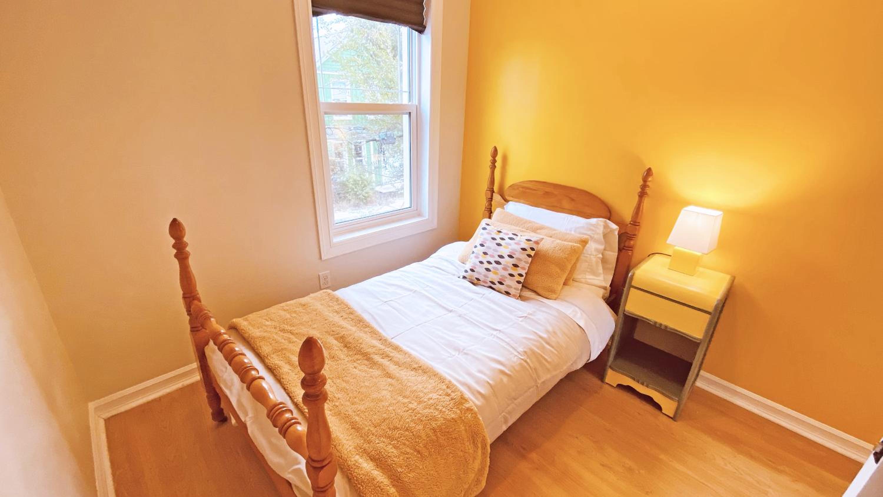 KingstonStays Happy House, Free Parking, Downtown