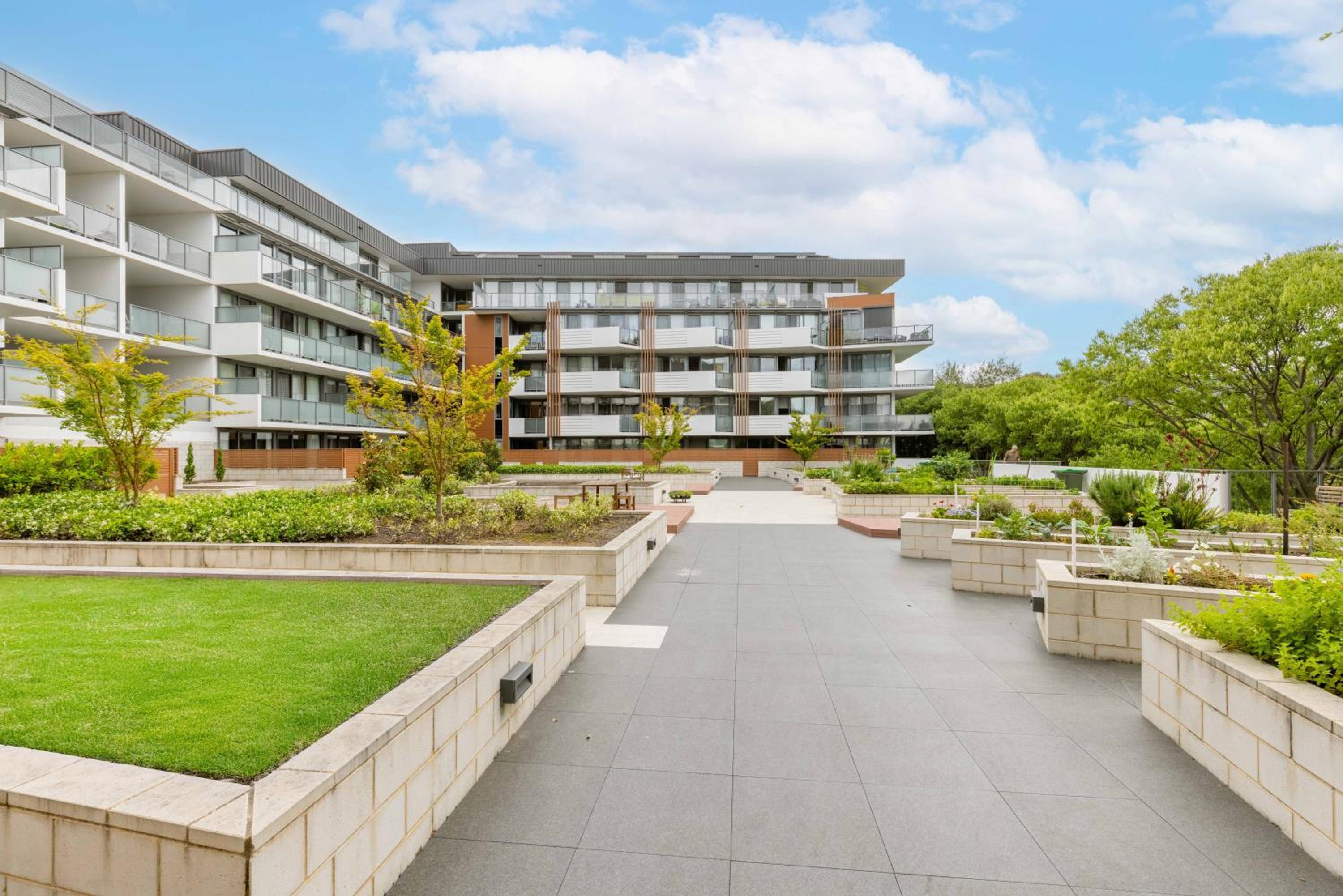 Hotel Sunny Blossom Escapes With Free Parking And Pool