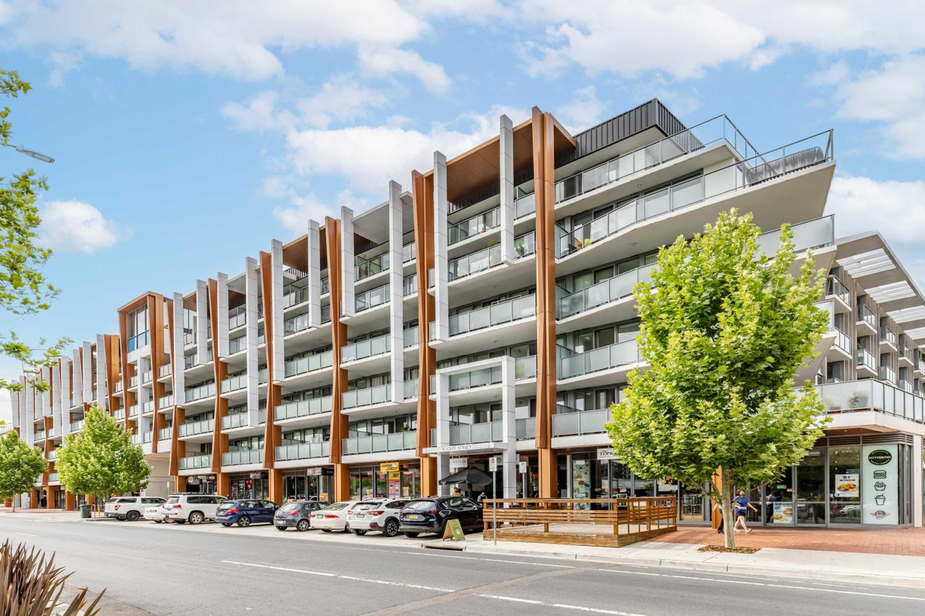 Sunny Blossom Escapes with Free Parking and Pool