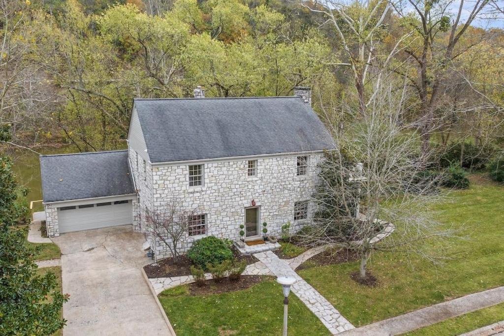 Frankfort Vacations - Waterfront Bourbon Trail Hot tub 2 miles BuffaloTr - Property Image 3