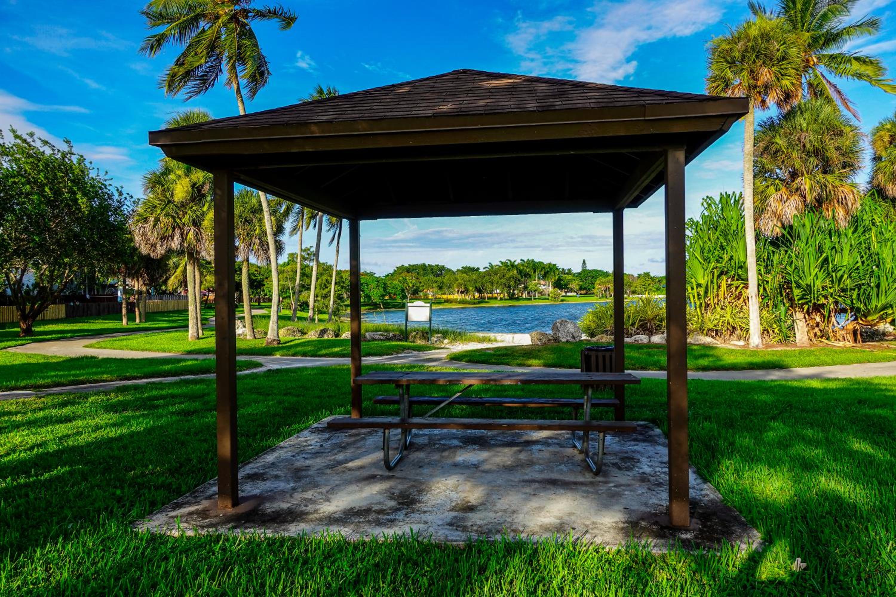 The Miamiville - Hidden Gem with Free Parking